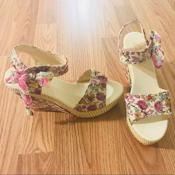 Cute floral wedges with ribbon side ties! - Picture 5 of 8